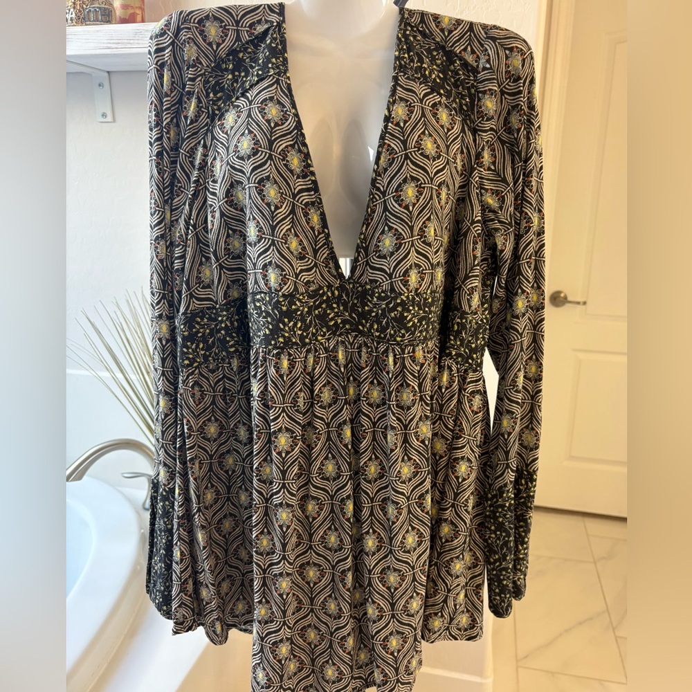 Free People Boho style Black and Tan Bishop Sleeve Blouse Large